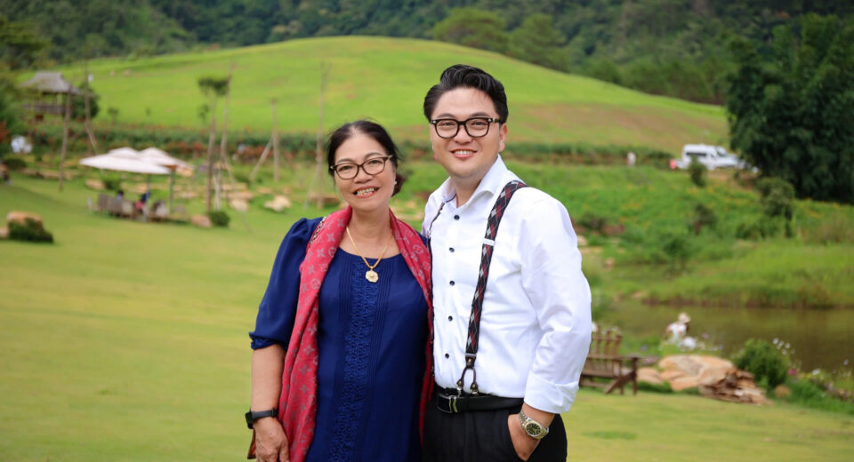 Director Lê Mẫn and his mother